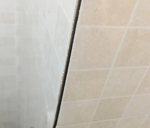 雷山瓷砖空鼓维修公司分享阳台瓷砖脱落的修复过程可以分为以下几个步骤