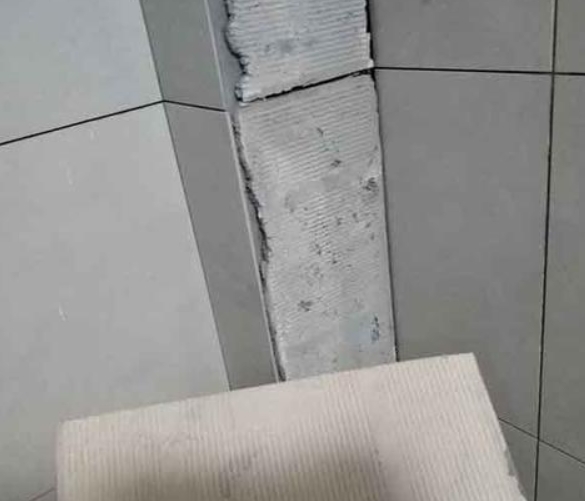 雷山瓷砖空鼓维修公司分享下厨房瓷砖脱落的补救措施。